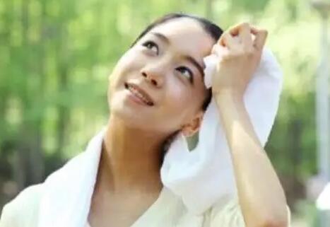 夏天天气热冒汗对养生有什么影响